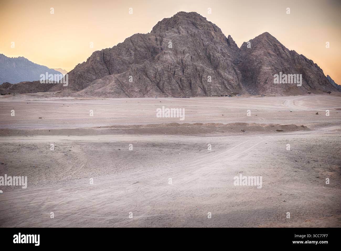 Der malerische Sonnenuntergang in der Wüstenlandschaft in der Nähe von Scharm el Sheikh, Süd-Sinai, Ägypten Stockfoto Der malerische Sonnenuntergang in der Wüstenlandschaft in der Nähe von Scharm el Sheikh, Süd-Sinai, Ägypten Stockfoto