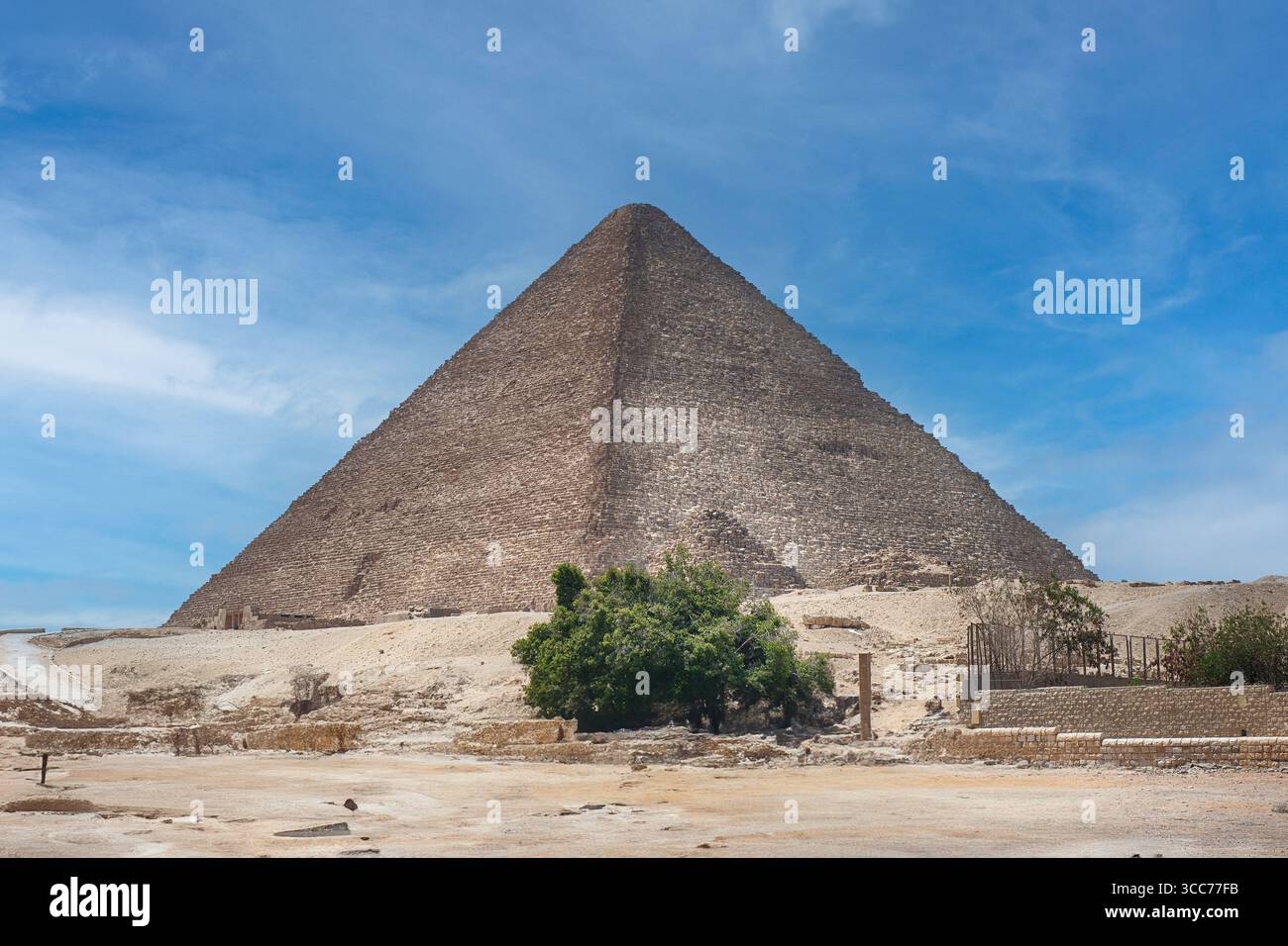 Die große Pyramide von Gizeh, auch bekannt als die Pyramide von Khufu oder Cheops-Pyramide, ist die älteste und größte der drei Pyramiden im Pyramidenkomplex von Gizeh, die Stockfoto Die große Pyramide von Gizeh, auch bekannt als die Pyramide von Khufu oder Cheops-Pyramide, ist die älteste und größte der drei Pyramiden im Pyramidenkomplex von Gizeh, die Stockfoto