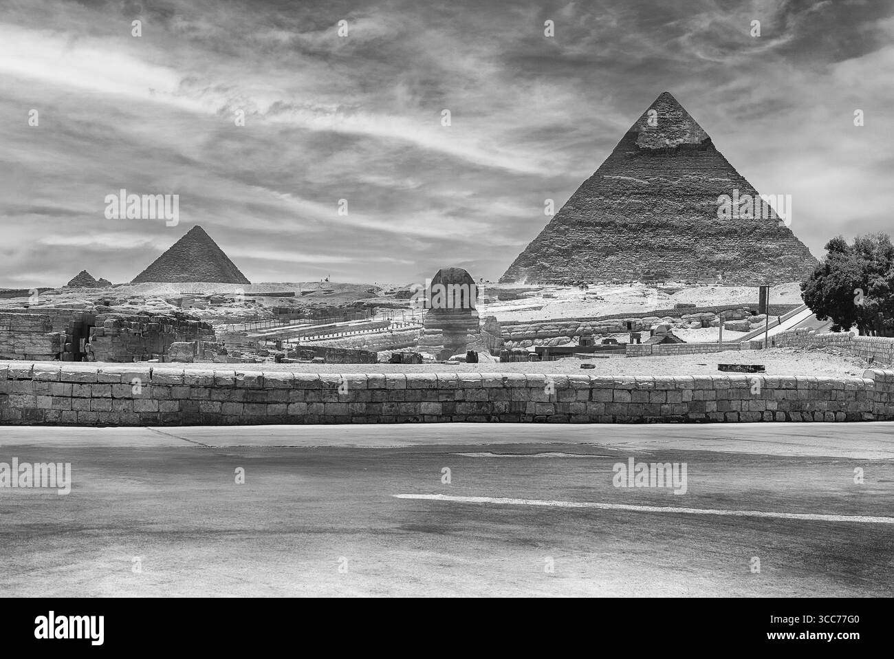 Malerischer Blick über die große Sphynx und die drei wichtigsten Pyramiden des Pyramidenkomplexes von Gizeh in Kairo, Ägypten Stockfoto Malerischer Blick über die große Sphynx und die drei wichtigsten Pyramiden des Pyramidenkomplexes von Gizeh in Kairo, Ägypten Stockfoto