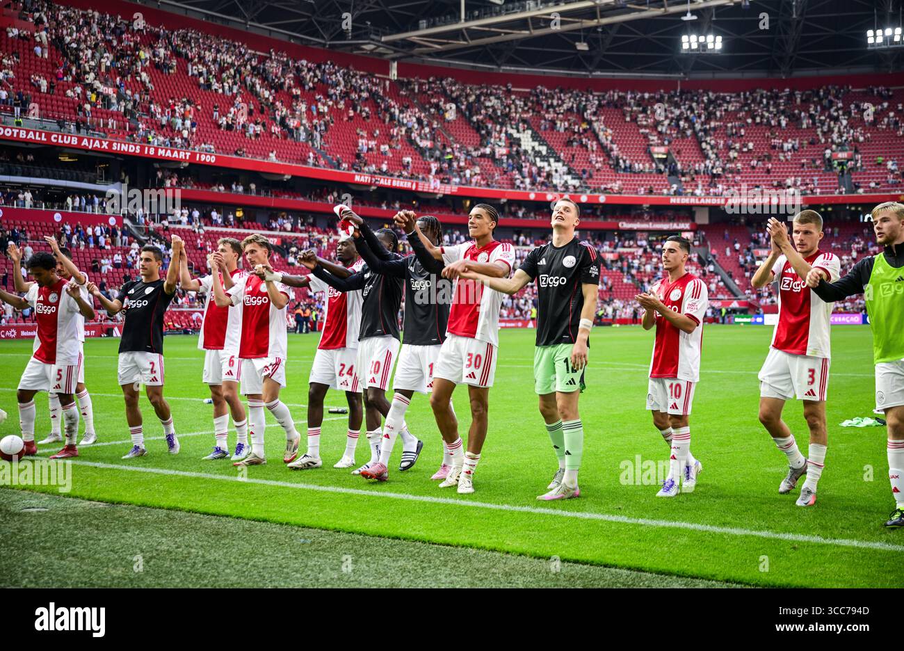 AMSTERDAM - Ajax Spieler nach dem niederländischen Eredivisie-Spiel zwischen Ajax Amsterdam und Telstar in der Johan Cruijff Arena am 10. August 2025 in Amsterdam. ANP OLAF KRAAK Stockfoto