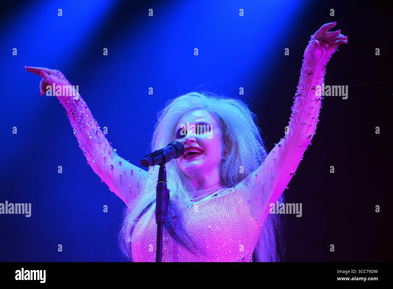Die Spanisch-mexikanische Sängerin Alaska war während ihres Auftritts beim Cunit Festival zu sehen. Die spanische Gruppe Fangoria unter der Leitung von Alaska und Nacho Canut trat beim Cunit Festival auf. Fangoria ist eine spanische Band für elektronische Musik, die von Alaska (Gesang) und Nacho Canut (Keyboard, Background Vocals und Bass) gegründet wurde. Olvido Gara Jova (* 13. Juni 1963 in Mexiko-Stadt), besser bekannt unter ihrem Künstlernamen Alaska, ist eine Spanisch-mexikanische Sängerin, Schauspielerin, Songwriterin, Fernsehmoderatorin, Unternehmerin, Ignacio Canut Guillén, besser bekannt als Nacho Canut (* 5. Juni 1957 in Valencia), ist ein spanischer Komponist und Bassist Stockfoto