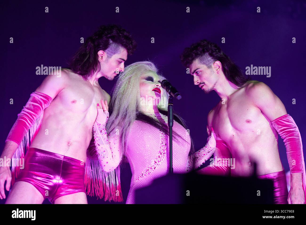 Die Spanisch-mexikanische Sängerin Alaska war während ihres Auftritts beim Cunit Festival zu sehen. Die spanische Gruppe Fangoria unter der Leitung von Alaska und Nacho Canut trat beim Cunit Festival auf. Fangoria ist eine spanische Band für elektronische Musik, die von Alaska (Gesang) und Nacho Canut (Keyboard, Background Vocals und Bass) gegründet wurde. Olvido Gara Jova (* 13. Juni 1963 in Mexiko-Stadt), besser bekannt unter ihrem Künstlernamen Alaska, ist eine Spanisch-mexikanische Sängerin, Schauspielerin, Songwriterin, Fernsehmoderatorin, Unternehmerin, Ignacio Canut Guillén, besser bekannt als Nacho Canut (* 5. Juni 1957 in Valencia), ist ein spanischer Komponist und Bassist Stockfoto