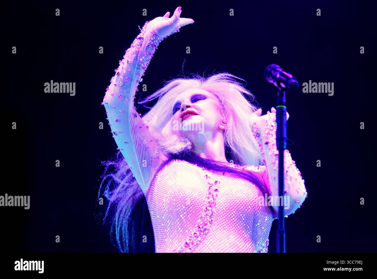 Die Spanisch-mexikanische Sängerin Alaska war während ihres Auftritts beim Cunit Festival zu sehen. Die spanische Gruppe Fangoria unter der Leitung von Alaska und Nacho Canut trat beim Cunit Festival auf. Fangoria ist eine spanische Band für elektronische Musik, die von Alaska (Gesang) und Nacho Canut (Keyboard, Background Vocals und Bass) gegründet wurde. Olvido Gara Jova (* 13. Juni 1963 in Mexiko-Stadt), besser bekannt unter ihrem Künstlernamen Alaska, ist eine Spanisch-mexikanische Sängerin, Schauspielerin, Songwriterin, Fernsehmoderatorin, Unternehmerin, Ignacio Canut Guillén, besser bekannt als Nacho Canut (* 5. Juni 1957 in Valencia), ist ein spanischer Komponist und Bassist Stockfoto