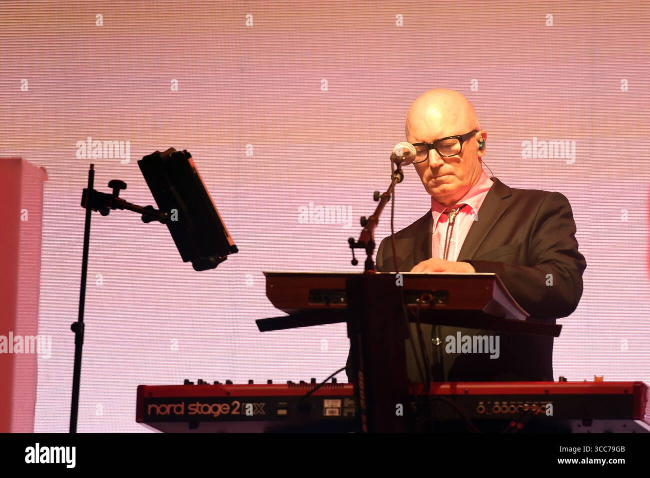 Keyboarder und Bassist Nacho Canut, Mitglied der Gruppe Fangoria, war während seines Auftritts beim Cunit Festival zu sehen. Die spanische Gruppe Fangoria unter der Leitung von Alaska und Nacho Canut trat beim Cunit Festival auf. Fangoria ist eine spanische Band für elektronische Musik, die von Alaska (Gesang) und Nacho Canut (Keyboard, Background Vocals und Bass) gegründet wurde. Olvido Gara Jova (* 13. Juni 1963 in Mexiko-Stadt), besser bekannt unter ihrem Künstlernamen Alaska, ist eine Spanisch-mexikanische Sängerin, Schauspielerin, Songwriterin, Fernsehmoderatorin, Unternehmerin, Autor, Produzent und DJ Ignacio Canut Guillén, besser bekannt als Nacho Canut (Valencia, 5. Juni 19) Stockfoto