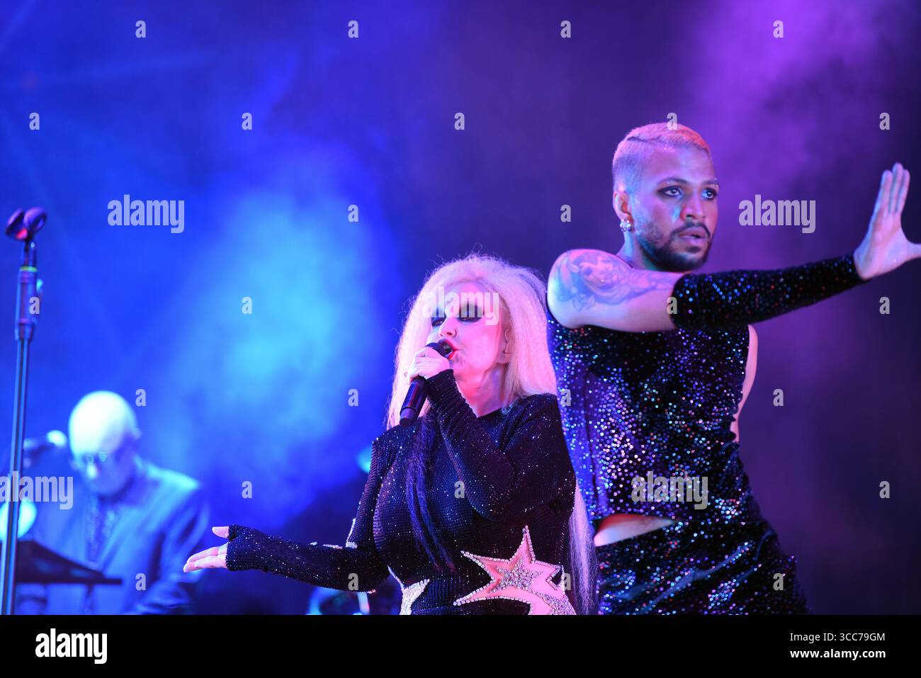 Die Spanisch-mexikanische Sängerin Alaska war während ihres Auftritts beim Cunit Festival zu sehen. Die spanische Gruppe Fangoria unter der Leitung von Alaska und Nacho Canut trat beim Cunit Festival auf. Fangoria ist eine spanische Band für elektronische Musik, die von Alaska (Gesang) und Nacho Canut (Keyboard, Background Vocals und Bass) gegründet wurde. Olvido Gara Jova (* 13. Juni 1963 in Mexiko-Stadt), besser bekannt unter ihrem Künstlernamen Alaska, ist eine Spanisch-mexikanische Sängerin, Schauspielerin, Songwriterin, Fernsehmoderatorin, Unternehmerin, Ignacio Canut Guillén, besser bekannt als Nacho Canut (* 5. Juni 1957 in Valencia), ist ein spanischer Komponist und Bassist Stockfoto