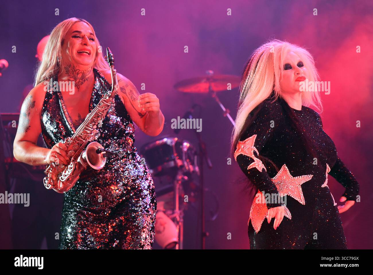 Die Spanisch-mexikanische Sängerin Alaska und der Saxophonist Tavi Gallart wurden während ihres Auftritts beim Cunit Festival gesehen. Die spanische Gruppe Fangoria unter der Leitung von Alaska und Nacho Canut trat beim Cunit Festival auf. Fangoria ist eine spanische Band für elektronische Musik, die von Alaska (Gesang) und Nacho Canut (Keyboard, Background Vocals und Bass) gegründet wurde. Olvido Gara Jova (* 13. Juni 1963 in Mexiko-Stadt), besser bekannt unter ihrem Künstlernamen Alaska, ist eine Spanisch-mexikanische Sängerin, Schauspielerin, Songwriterin, Fernsehmoderatorin, Unternehmerin, Autor, Produzent und DJ Ignacio Canut Guillén, besser bekannt als Nacho Canut (Valencia, 5. Juni 1957), i Stockfoto