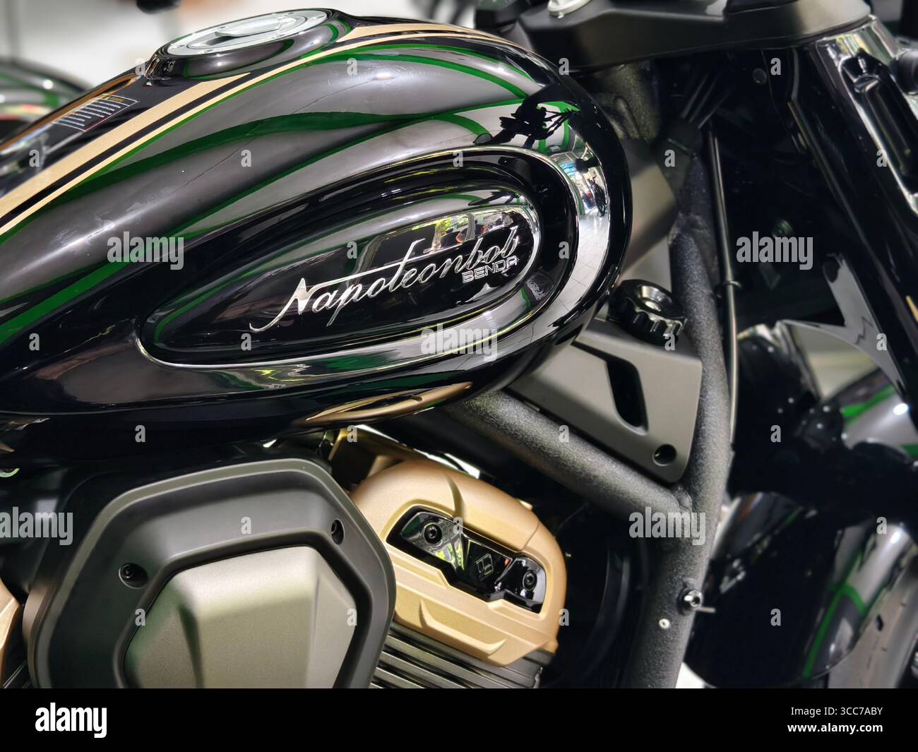 Denpasar, Bali, Indonesien – 8. August 2025: Detaillierte Ansicht des Kraftstofftanks des Napoleonbob Benda Motorrads mit Markenlogo und einem Teil des Motors Stockfoto