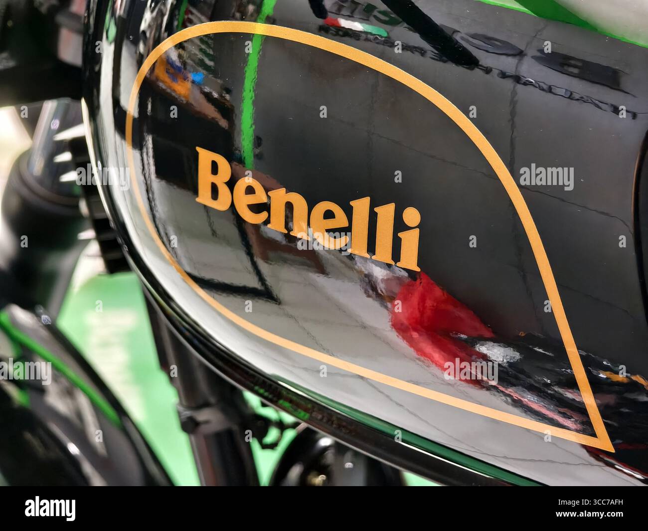 Denpasar, Bali, Indonesien – 8. August 2025: Nahaufnahme des Benelli Motorcycle Fuel Tank Logos mit Vintage Styling Stockfoto