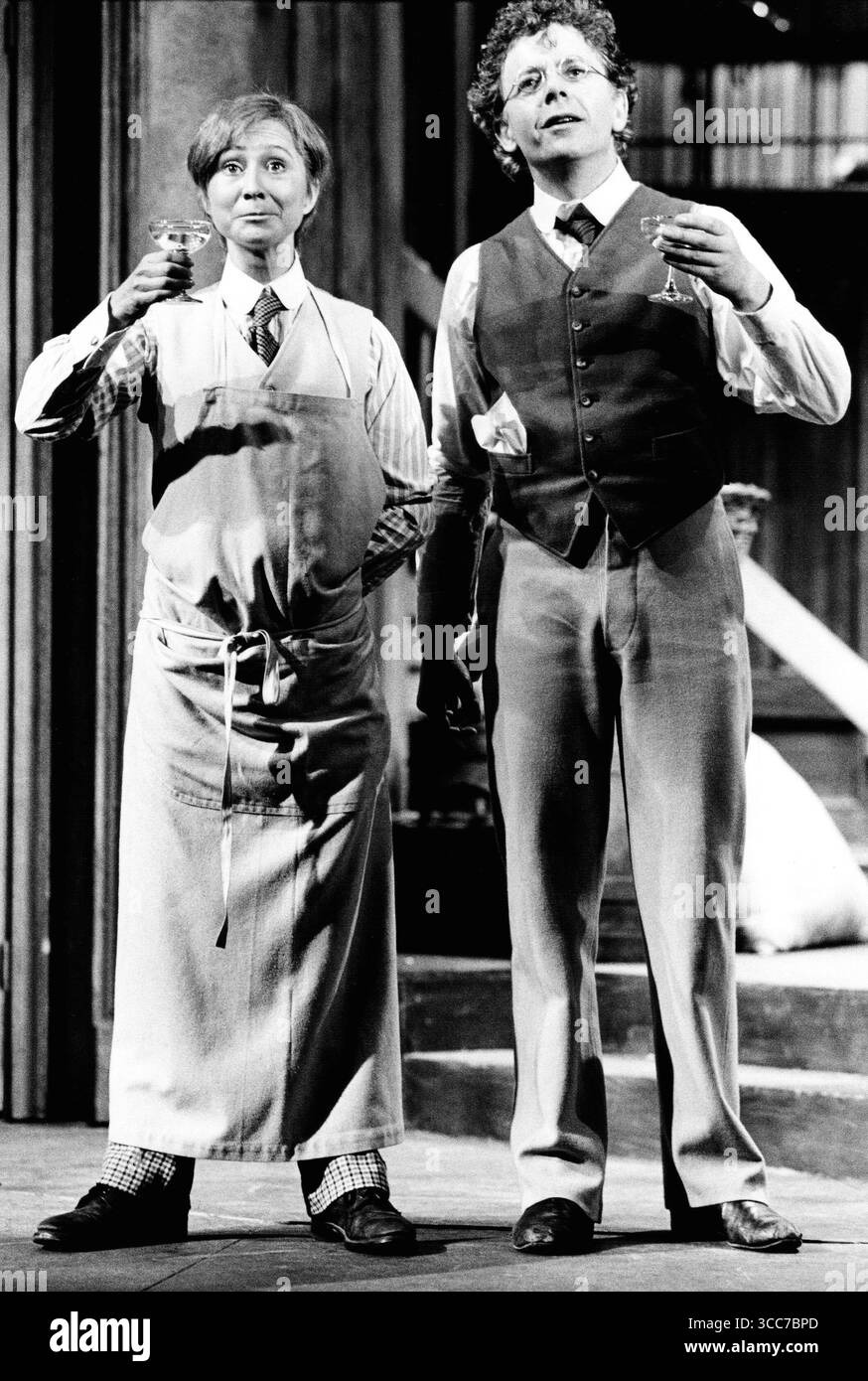 Felicity Kendal (Christopher), Ray Brooks (Weinberl) in THE RAZZLE von Tom Stoppard im Lyttelton Theatre, National Theatre (NT), London SE1 22/09/1981, nach "einen Jux will er sich machen" von Johann Nestroy Design: Carl Toms Beleuchtung: Robert Bryan Regisseur Peter Wood Stockfoto Felicity Kendal (Christopher), Ray Brooks (Weinberl) in THE RAZZLE von Tom Stoppard im Lyttelton Theatre, National Theatre (NT), London SE1 22/09/1981, nach "einen Jux will er sich machen" von Johann Nestroy Design: Carl Toms Beleuchtung: Robert Bryan Regisseur Peter Wood Stockfoto
