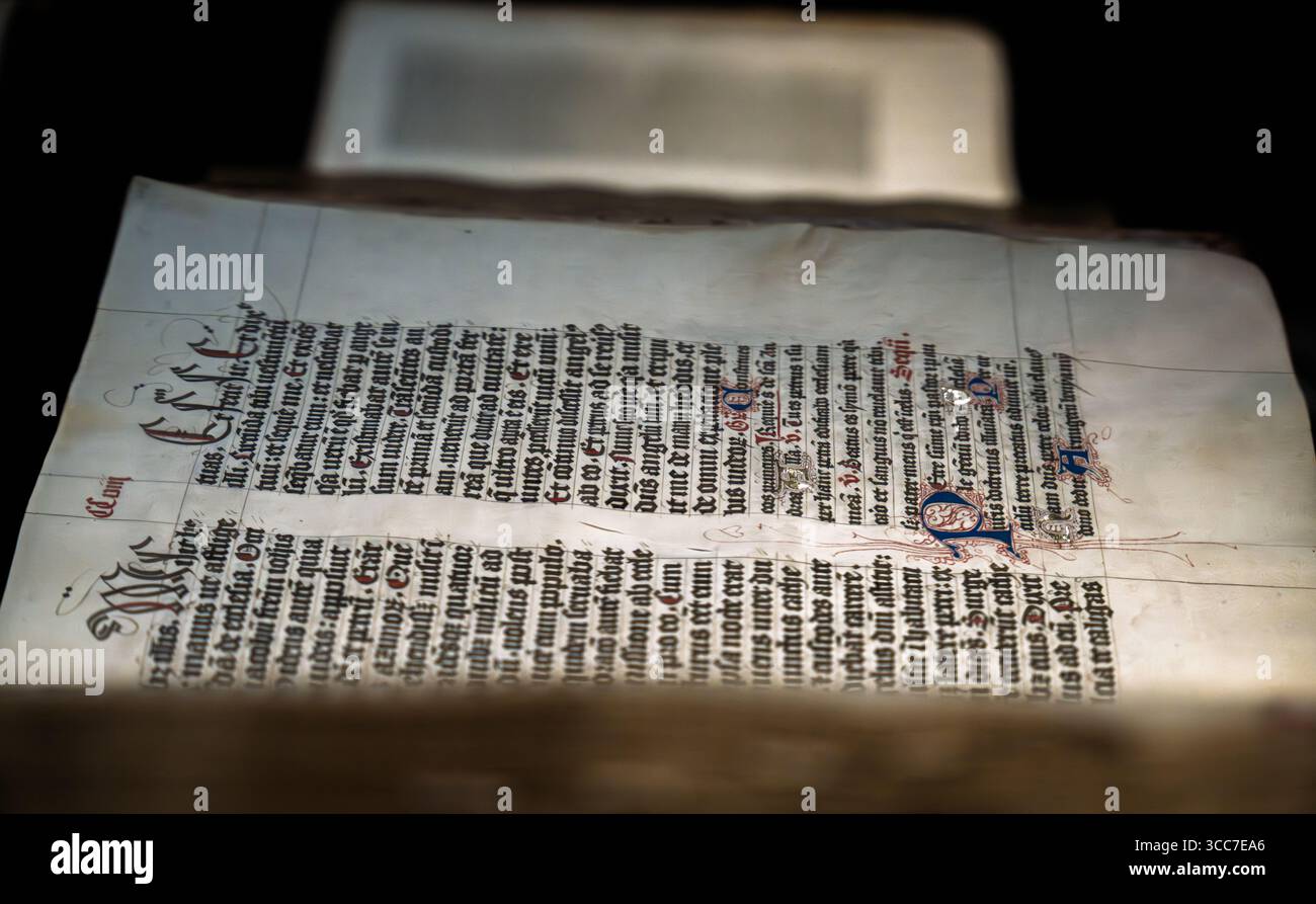 Beleuchtete mittelalterliche Manuskriptseite mit gotischer Schrift und Ornamenten Stockfoto