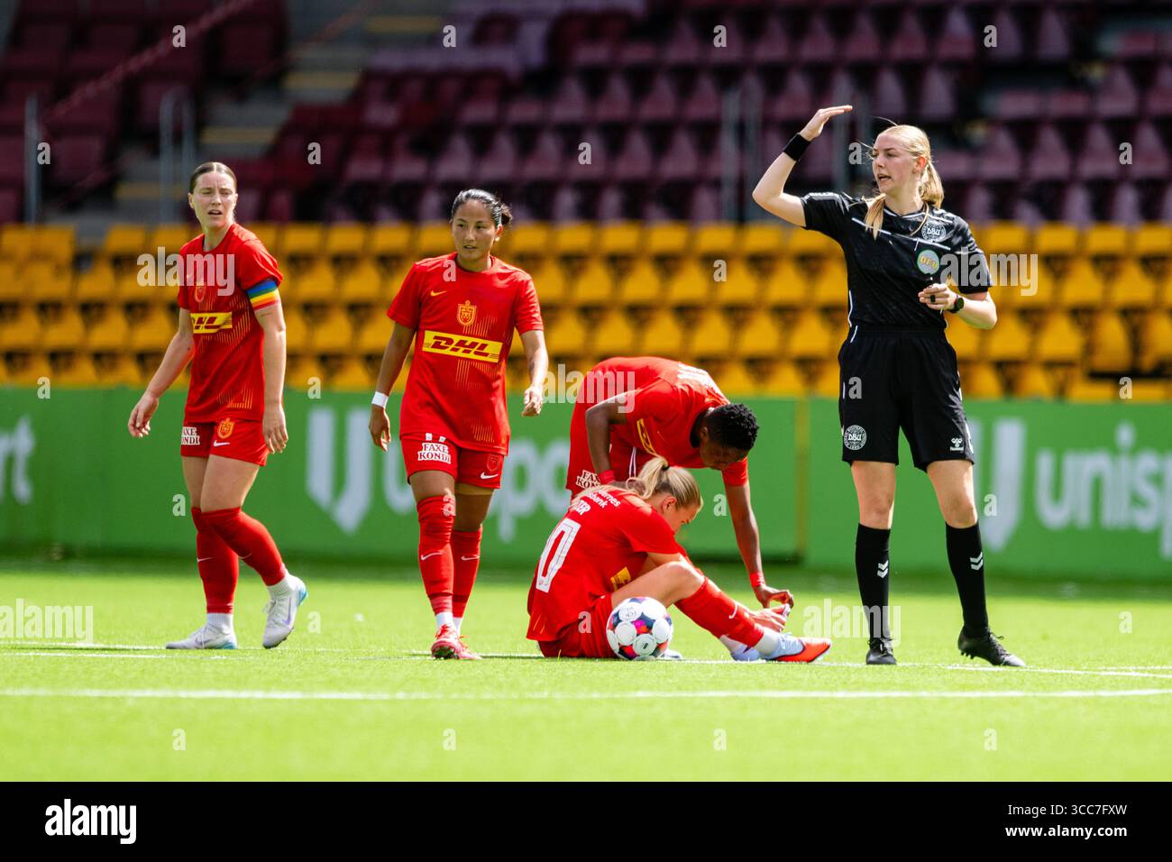 Farum, Dänemark. August 2025. Schiedsrichter Rie Louise Rasmussen wurde während des A-Liga-Spiels zwischen dem FC Nordsjaelland und dem FC Midtjylland rechts zum Dream Park in Farum gesehen. Quelle: Gonzales Photo/Alamy Live News Stockfoto