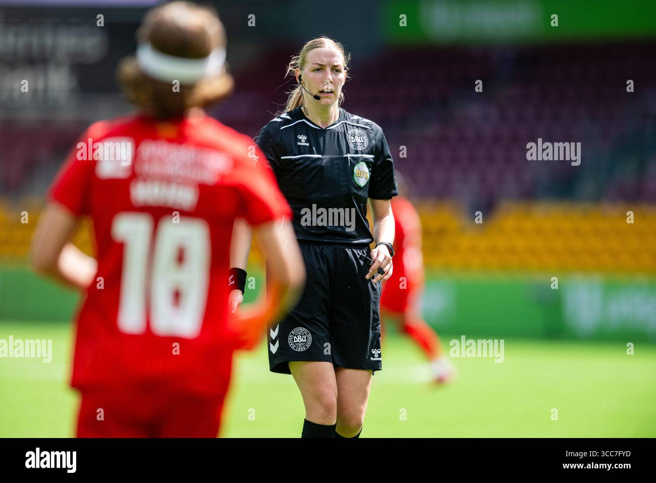 Farum, Dänemark. August 2025. Schiedsrichter Rie Louise Rasmussen wurde während des A-Liga-Spiels zwischen dem FC Nordsjaelland und dem FC Midtjylland rechts zum Dream Park in Farum gesehen. Quelle: Gonzales Photo/Alamy Live News Stockfoto