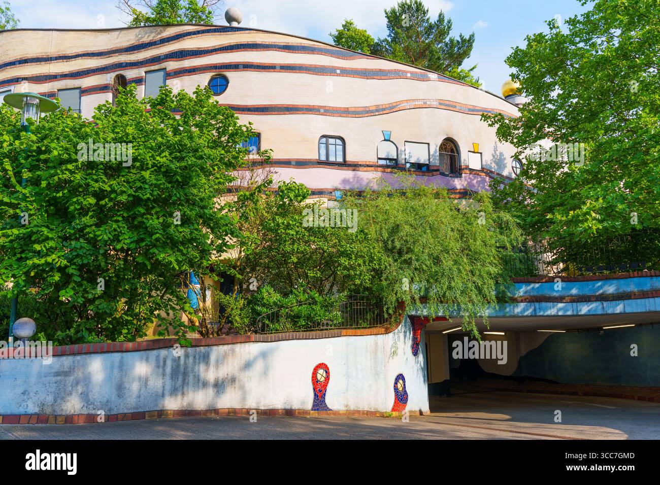 Architektonische Details des Wohnkomplexes Waldspirale mit farbenfrohen Fassaden, üppigem Grün und skurrilen Designelementen in Darmstadt, GE Stockfoto
