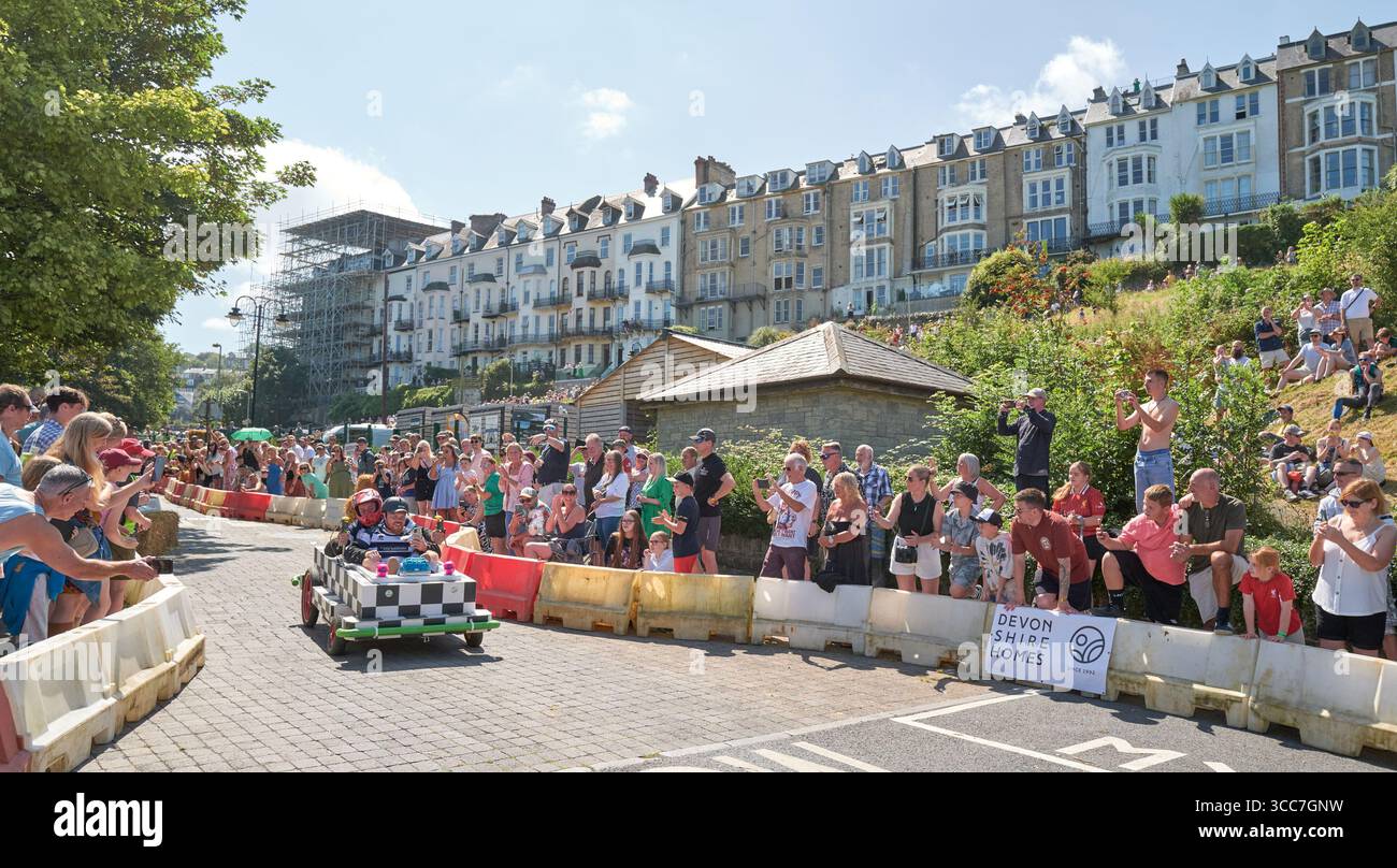 Ilfracombe, Devon, Großbritannien. August 2025. Foto Guy Harrop 25.10.9.25. Tausende von Besuchern kamen am Wochenende nach Ilfracombe, Devon, als die Stadt am Sonntag das erste Soapbox Derby veranstaltete, als die Temperaturen im Südwesten gegen Ende 20 Grad Celsius erreichten. Die Veranstaltung, die erste ihrer Art in der Stadt, wurde von Ilfracombe Round Table organisiert, der Spenden für das Kinderhospiz South West sammelte. Guy harrop/Alamy Live News Stockfoto