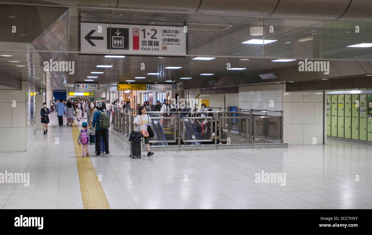 Unterirdische Passage, die die Keiyo-Linie mit dem Bahnhof Tokio, Marunouchi, Chiyoda City, Tokio, Kantō, Honshu, Japan Stockfoto