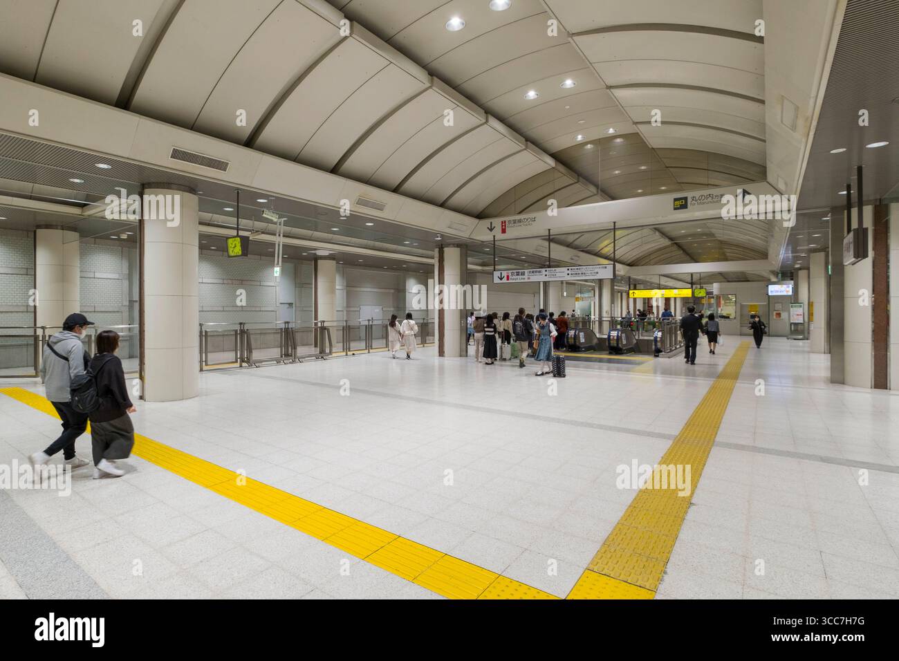 Unterirdische Passage, die die Keiyo-Linie mit dem Bahnhof Tokio, Marunouchi, Chiyoda City, Tokio, Kantō, Honshu, Japan Stockfoto