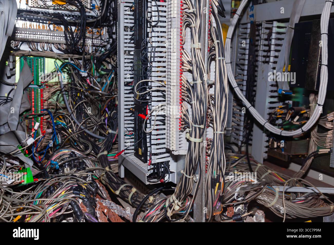 Mehrere angeschlossene Serverkabel in einem Verteilerkasten. Stockfoto
