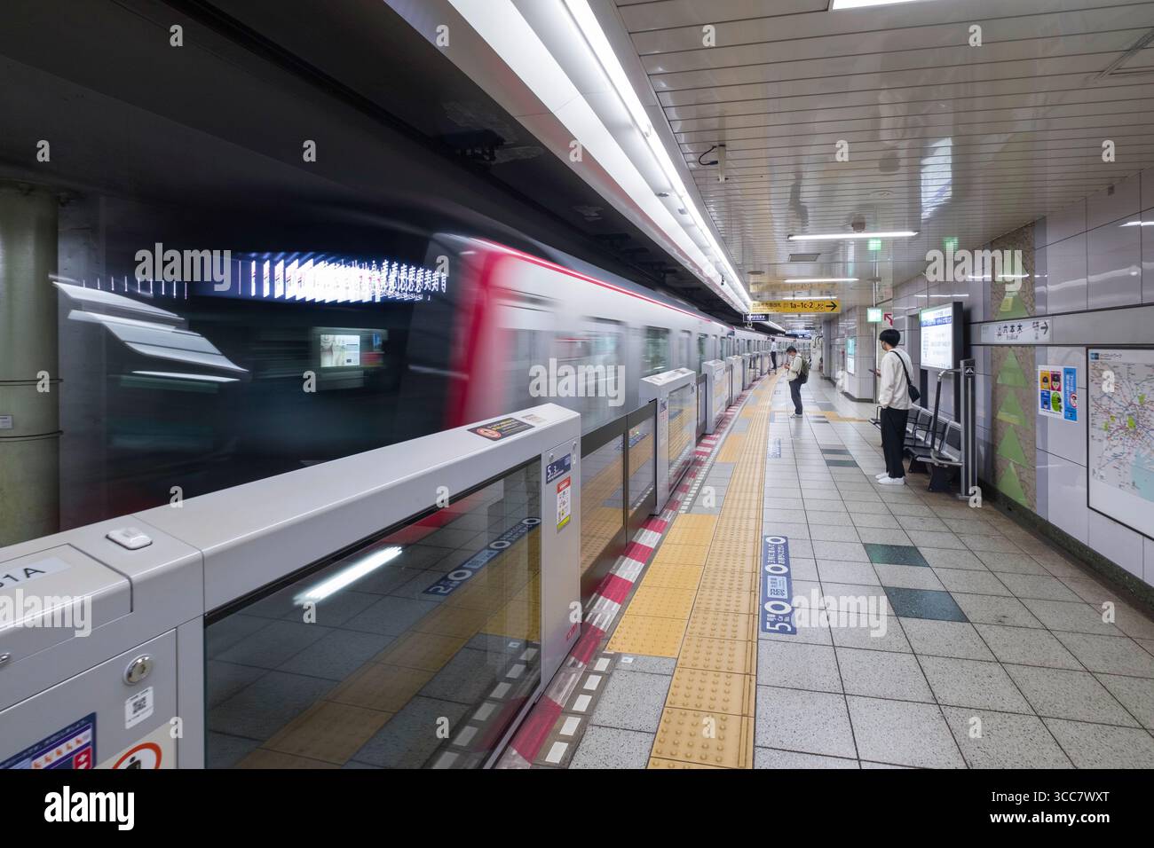 Tokyo Metro Hibiya Line Zug, der am Bahnsteig in der U-Bahn-Station Roppongi vorbeifährt, Minato City, Tokio, Kantō, Honshu, Japan Stockfoto