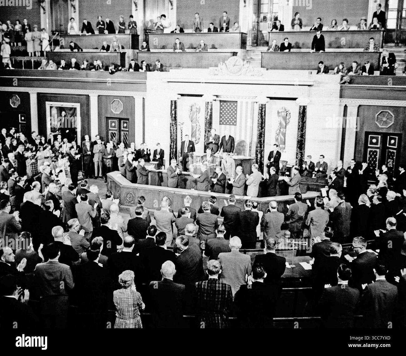 Die Gemini-5 Crew, die Astronauten L. Gordon Cooper Jr., Kommandopilot, und Charles Conrad Jr., Pilot, erhalten Standing Ovations während ihres Besuchs im Repräsentantenhaus der USA am 14. September 1965, nachdem sie eine achttägige Mission im Weltraum aufgestellt hatten. Stockfoto