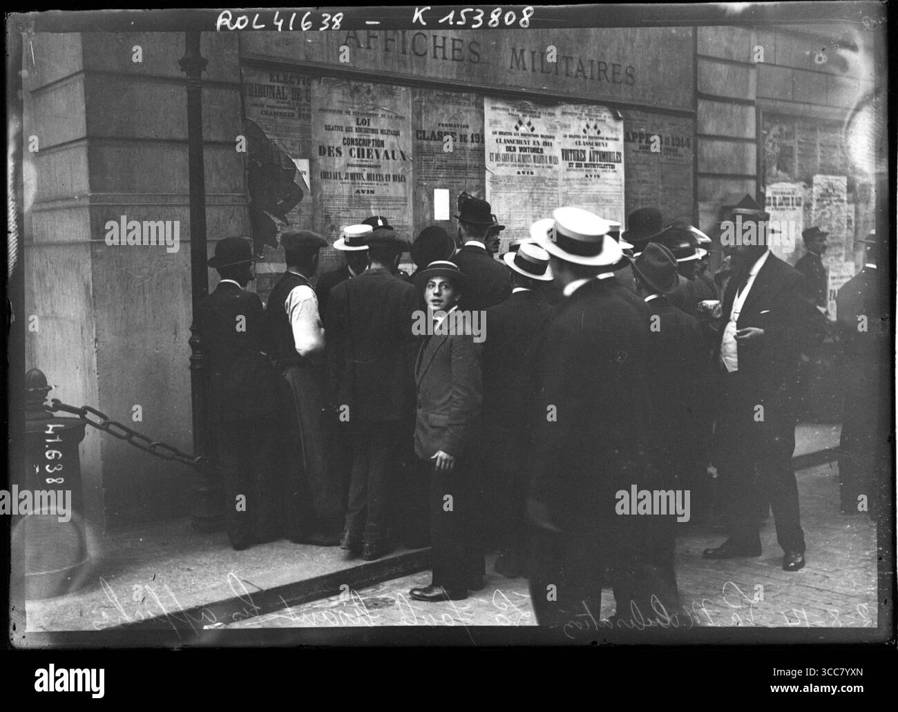 Publikumslesung von Mobilisierungsplakaten in Paris, 2. August 1914. Frankreich Stockfoto