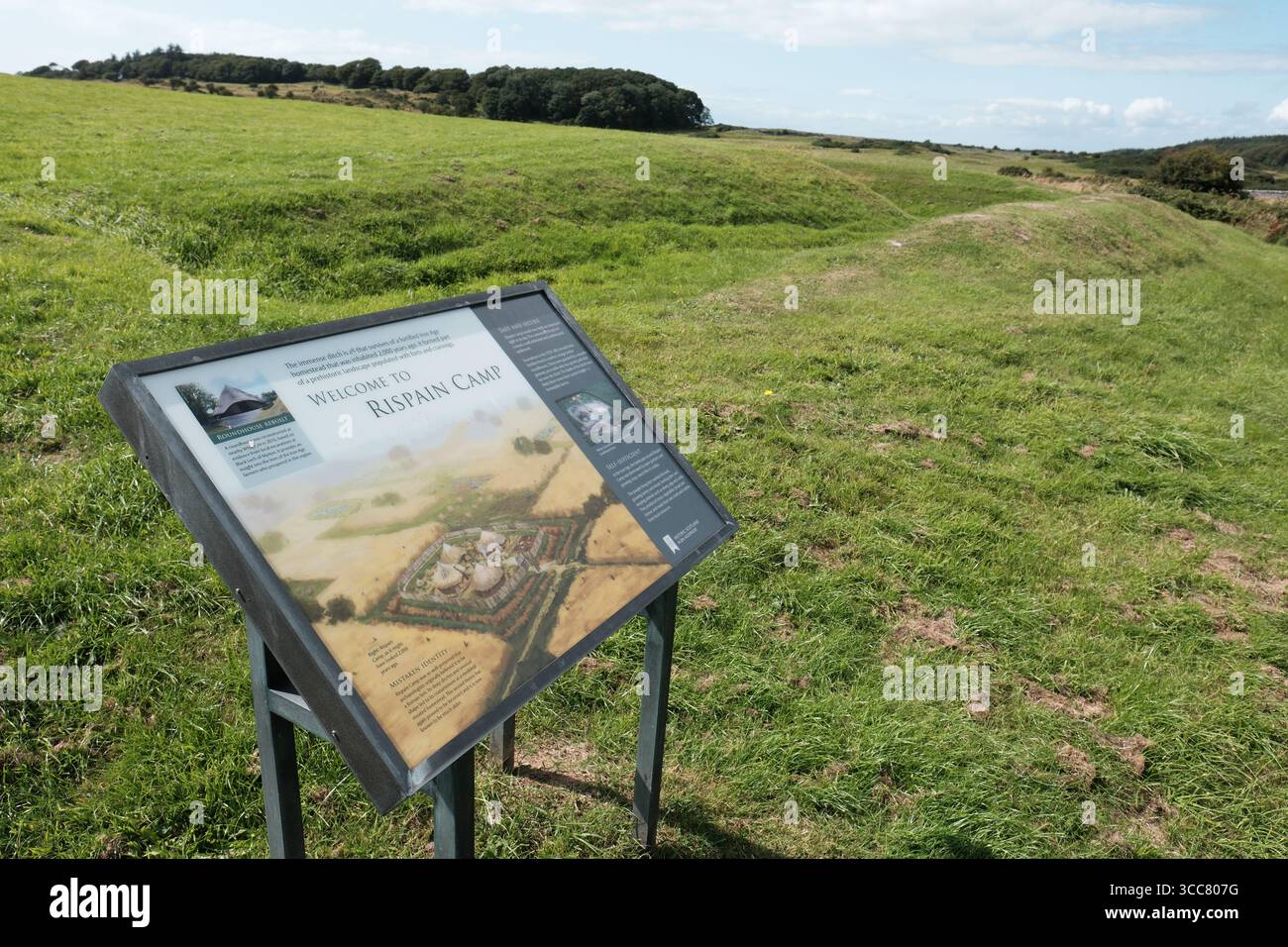 Rispain Camp bei Whithorn, Galloway, Schottland, Vereinigtes Königreich ist ein gut erhaltener, eisenzeitlicher befestigter Bauernhof mit Gräben und Steinwällen - Foto August 2025 Stockfoto