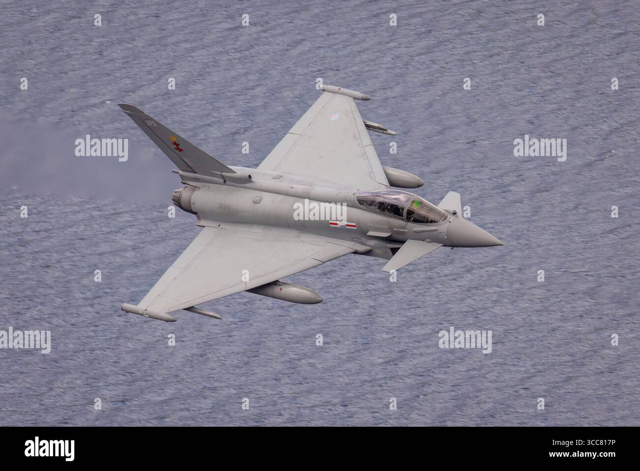 RAF Eurofighter Typhoon-Kampfflugzeug im Flug, betrieben von der Royal Air Force für Luftverteidigungs- und Kampfeinsätze. Stockfoto