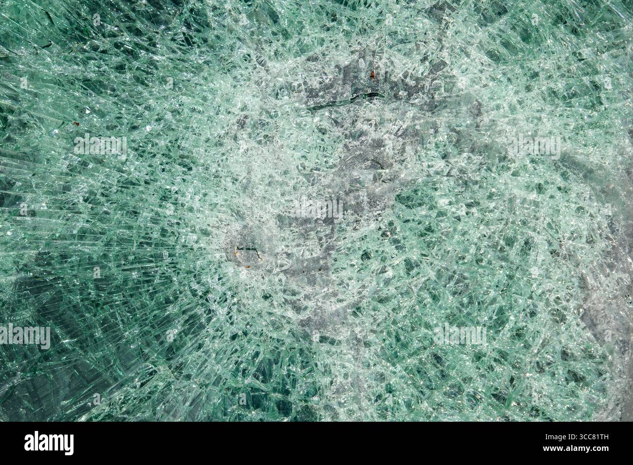Eine Nahaufnahme einer kaputten Autoscheibe. Das Fenster ist völlig zerstört. Stockfoto