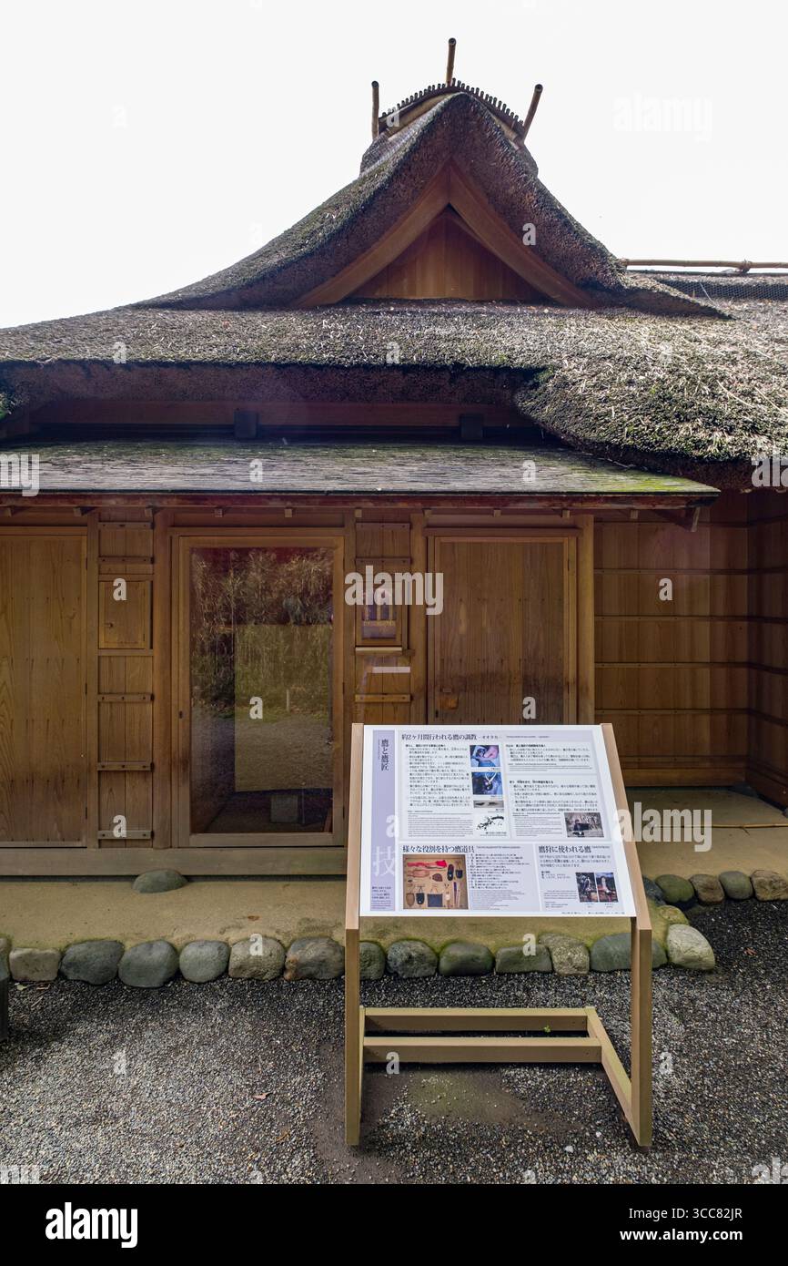 Schild mit Informationen über Falken und Falken vor dem Takano Tea House in Hamarikyu Gardens, Hamarikyuteien, Chuo City, Tokio, Kantō, Honshu, Japa Stockfoto