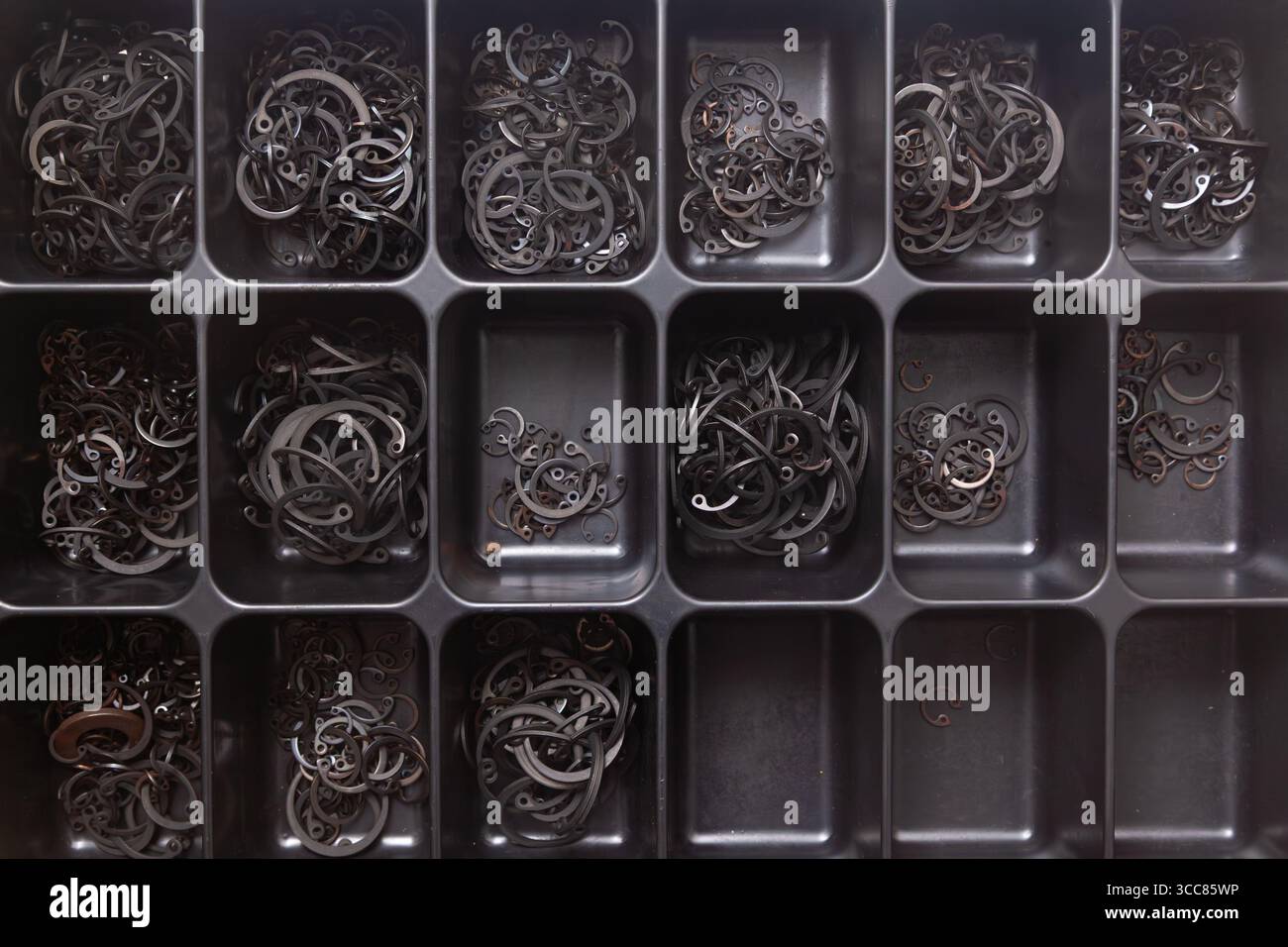 Sicherungsringsatz Aus Schwarzem Kohlenstoffstahl, Interne Sicherungsringe. Stockfoto