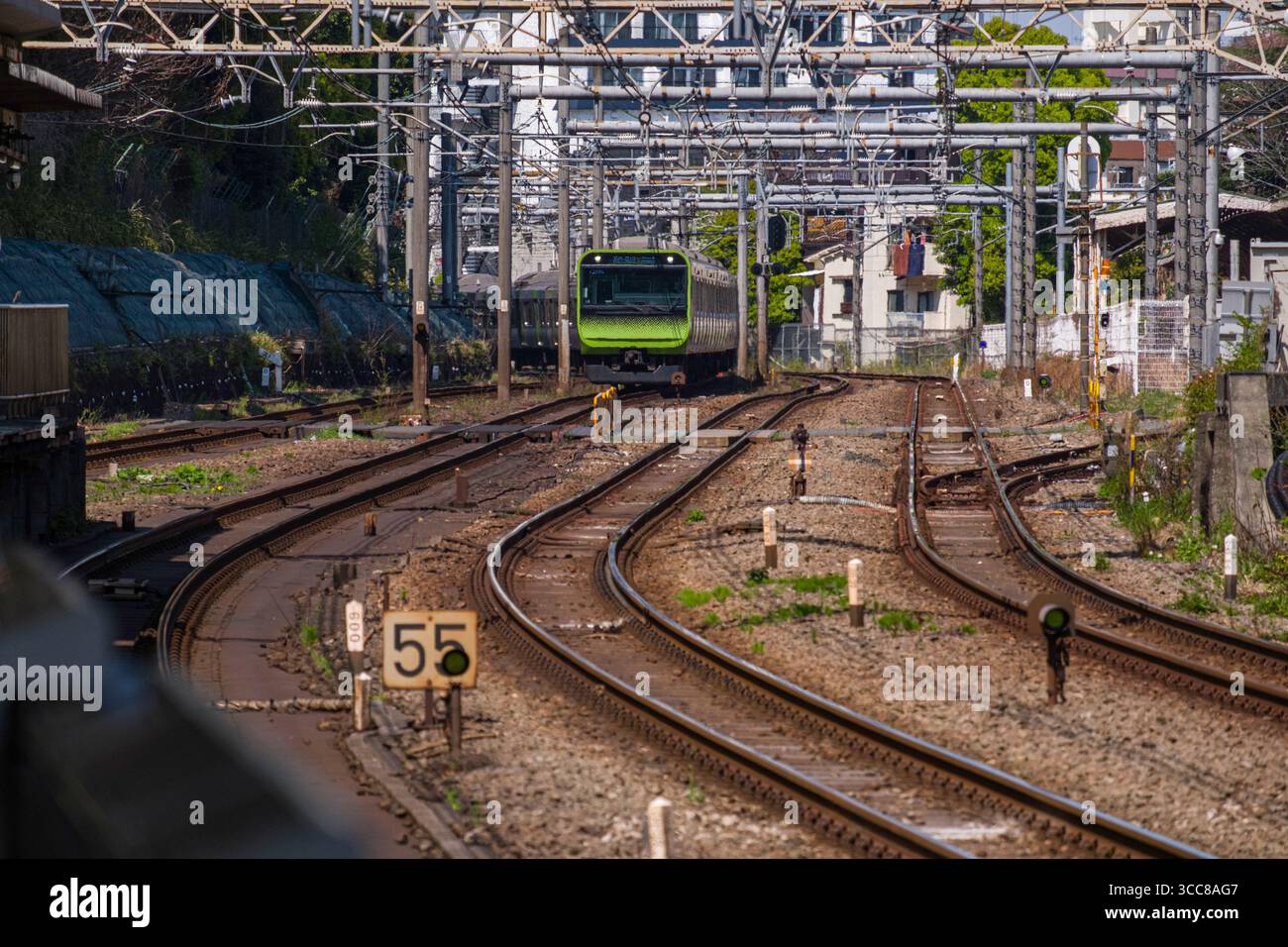 Yamanote Line E235 Serie DC-Zug mit elektrischer Zugmaschine, Ankunft am Bahnhof Harajuku, Jingumae, Shibuya City, Tokio, Kantō, Honshu, Japan Stockfoto