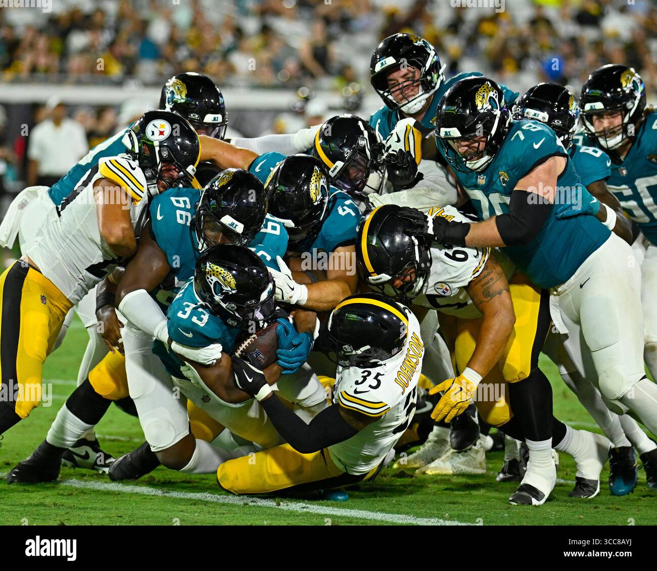 Jacksonville, Usa. August 2025. Jaguars Running Back Bhayshul Tuten erzielte im vierten Quartal einen Touchdown, als die Jaguars am Samstag, den 9. August 2025, im EverBank Stadium in Jacksonville, Florida gegen die Steelers antreten. Pittsburgh besiegte Jacksonville mit 31:25. Foto: Joe Marino/UPI. Quelle: UPI/Alamy Live News Stockfoto