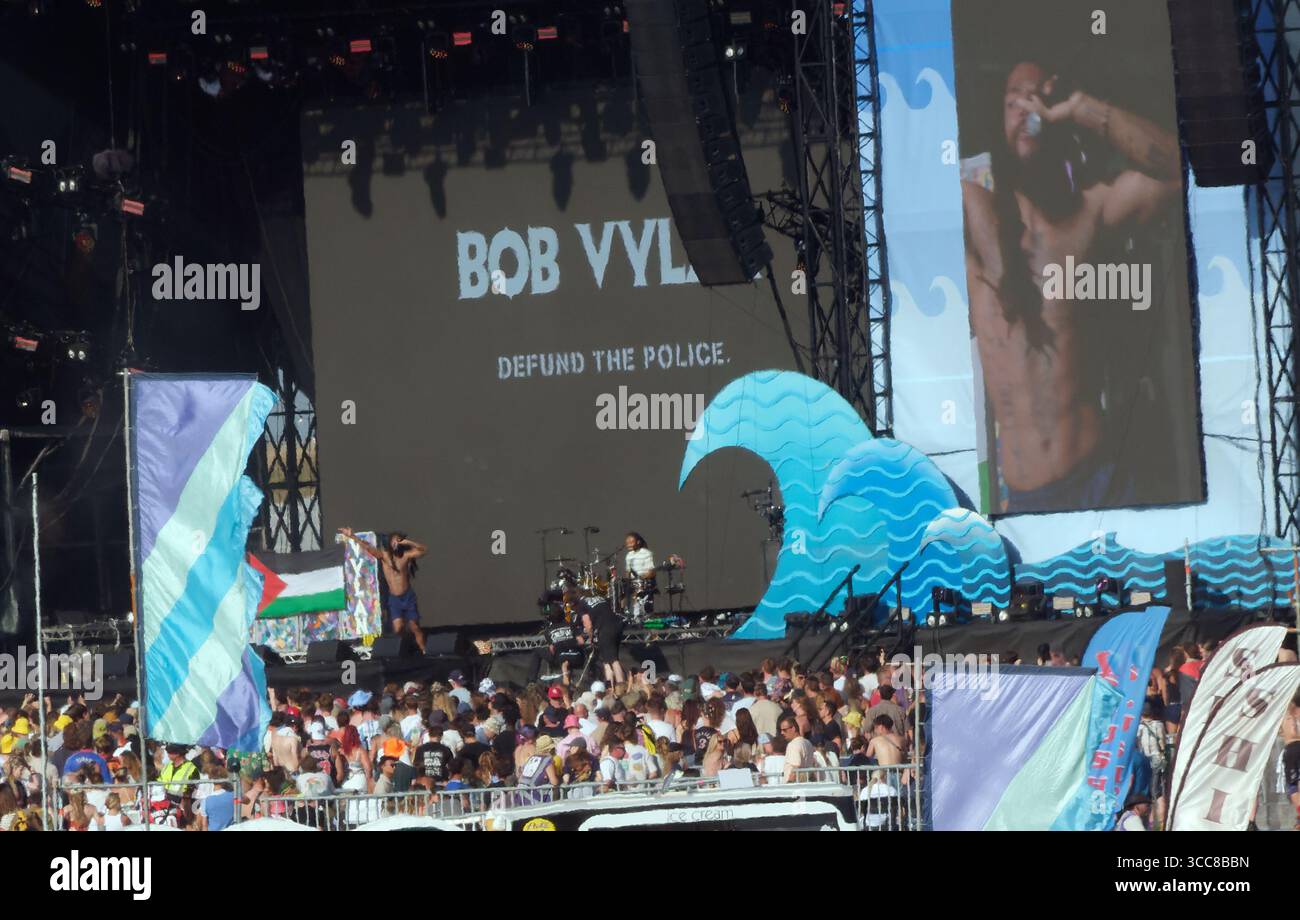 Newquay, Cornwall, Großbritannien. August 2025. Bob Vylan trat beim Boardmasters Festival 2025 auf. Es wurde eine Erklärung abgegeben, die ein freies Palästina unterstützte, aber die freimütige Handlung schien vorsichtig zu sein, um die Sprache innerhalb der Grenzen der Rechtmäßigkeit zu halten. Die Band wurde 2017 von Sänger und Gitarrist Bobby Vylan (echter Name Pascal Robinson-Foster und Schlagzeuger Bobbie Vylan (echter Name Wade Laurence George) gegründet. Im ersten Jahr der Bandgeschichte veröffentlichte Bob Vylan vier Singles und zwei EPS, Dread und Vylan, über die Band Own Credit: RobertTmojo/Alamy Live News Stockfoto