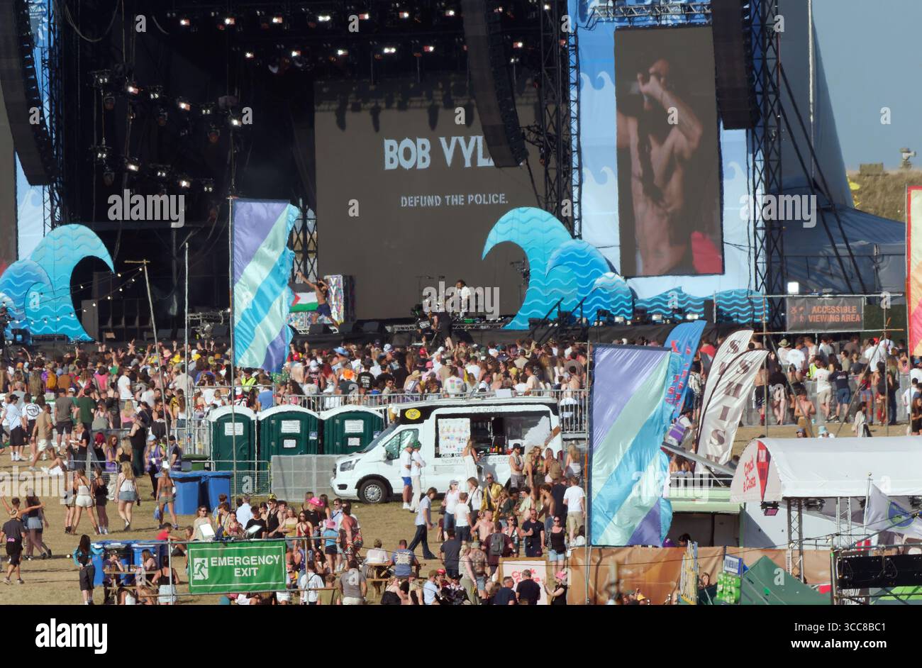 Newquay, Cornwall, Großbritannien. August 2025. Bob Vylan trat beim Boardmasters Festival 2025 auf. Es wurde eine Erklärung abgegeben, die ein freies Palästina unterstützte, aber die freimütige Handlung schien vorsichtig zu sein, um die Sprache innerhalb der Grenzen der Rechtmäßigkeit zu halten. Die Band wurde 2017 von Sänger und Gitarrist Bobby Vylan (echter Name Pascal Robinson-Foster und Schlagzeuger Bobbie Vylan (echter Name Wade Laurence George) gegründet. Im ersten Jahr der Bandgeschichte veröffentlichte Bob Vylan vier Singles und zwei EPS, Dread und Vylan, über die Band Own Credit: RobertTmojo/Alamy Live News Stockfoto