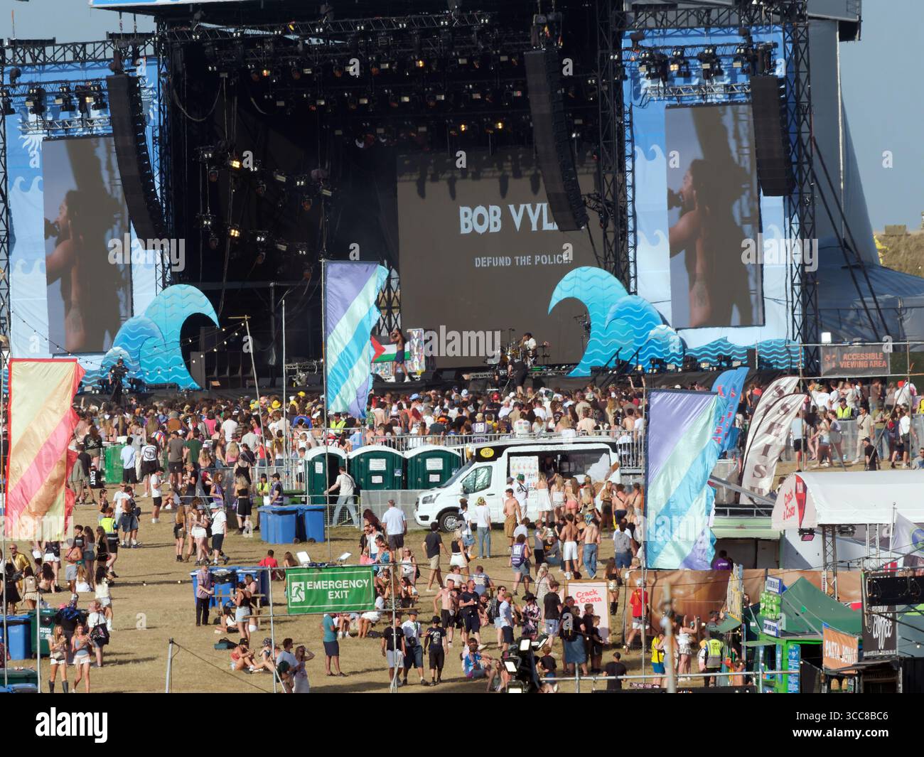 Newquay, Cornwall, Großbritannien. August 2025. Bob Vylan trat beim Boardmasters Festival 2025 auf. Es wurde eine Erklärung abgegeben, die ein freies Palästina unterstützte, aber die freimütige Handlung schien vorsichtig zu sein, um die Sprache innerhalb der Grenzen der Rechtmäßigkeit zu halten. Die Band wurde 2017 von Sänger und Gitarrist Bobby Vylan (echter Name Pascal Robinson-Foster und Schlagzeuger Bobbie Vylan (echter Name Wade Laurence George) gegründet. Im ersten Jahr der Bandgeschichte veröffentlichte Bob Vylan vier Singles und zwei EPS, Dread und Vylan, über die Band Own Credit: RobertTmojo/Alamy Live News Stockfoto