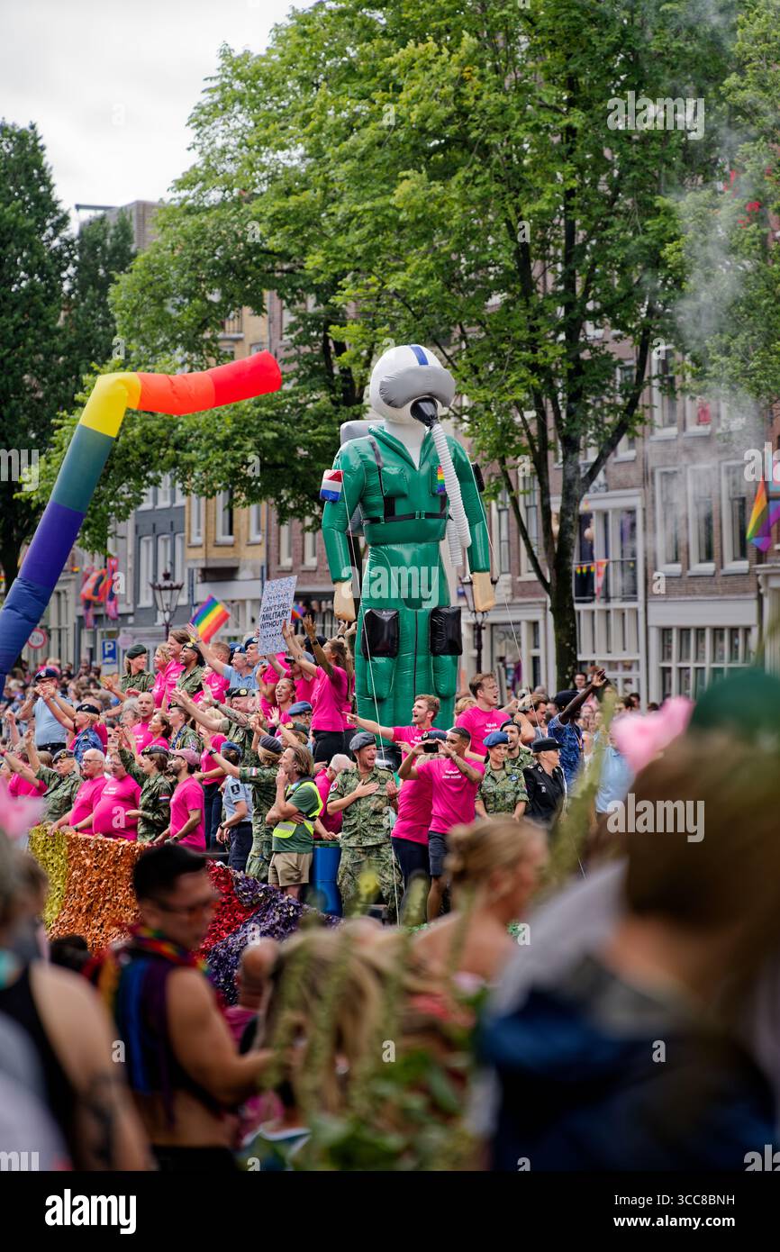Amsterdam, Niederlande - 2. August 2025: Niederländisches Verteidigungspersonal tanzt und feiert auf dem Boot während der Pride Amsterdam Parade, um die Akzeptanz zu erhöhen Stockfoto