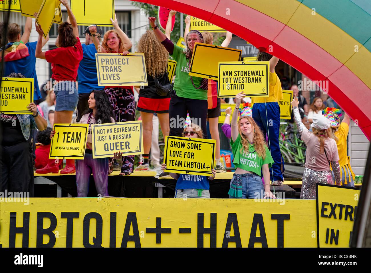 Amsterdam, Niederlande - 2. August 2025: Das Pride Amsterdam 2025 Festival feiert Einheit und Vielfalt mit lebendigen Menschenmengen und kraftvollen Botschaften im Westen Stockfoto