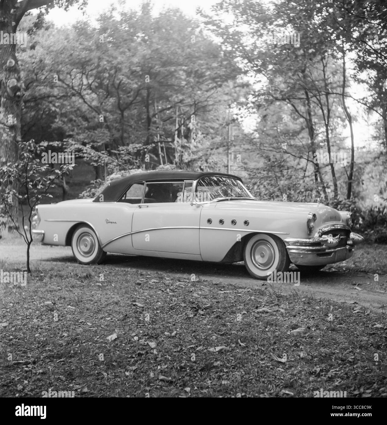 Ein Schwarzweißfoto aus dem Jahr 1952, das einen Buick Roadmaster-Wagen zeigt. Stockfoto