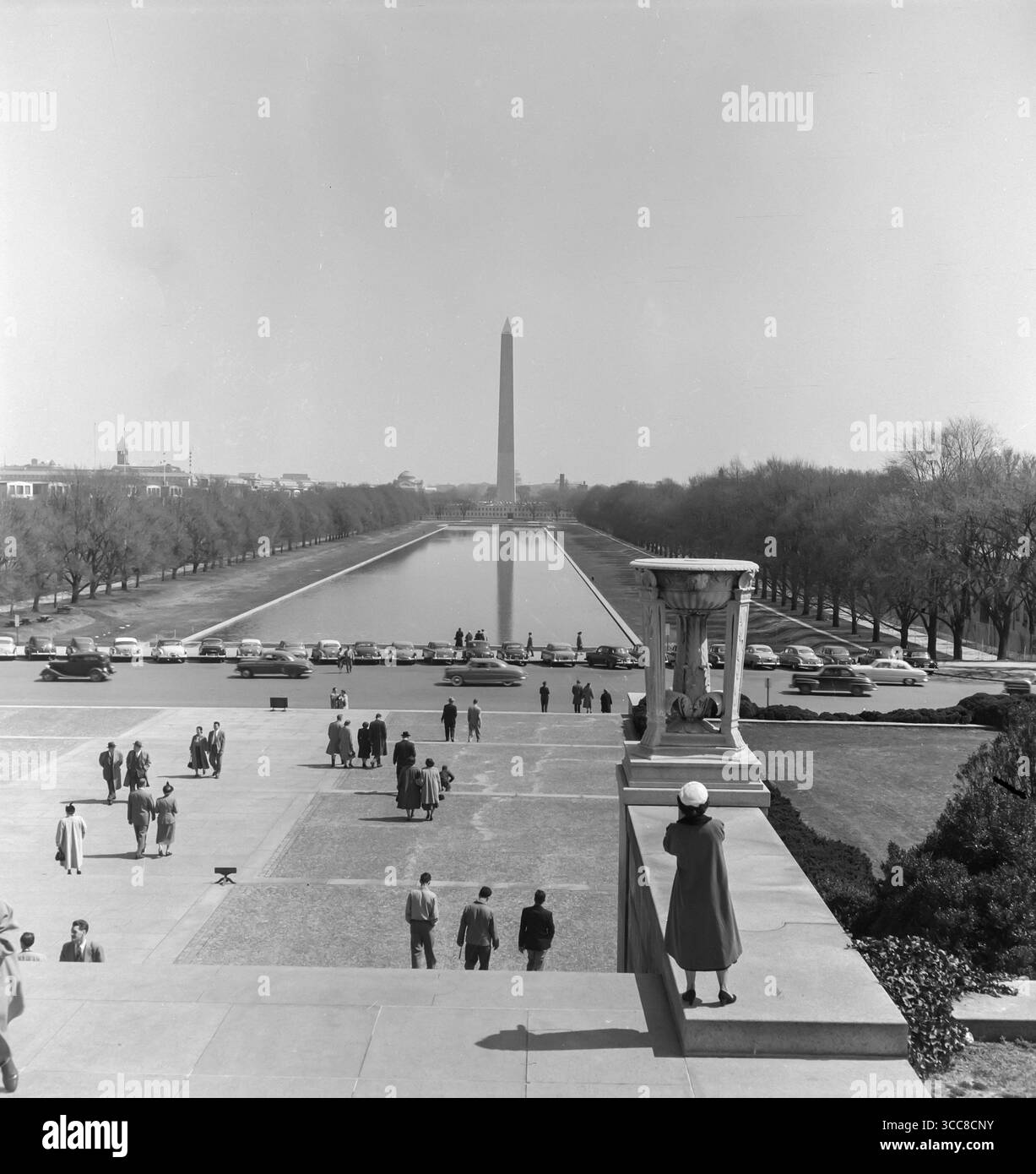 Vintage 1952 Schwarzweiß-Fotografie des Lincoln Memorial Grounds am Lincoln Memorial in Washington DC. Foto zeigt viele Menschen, die auf dem Gelände spazieren gehen. Stockfoto