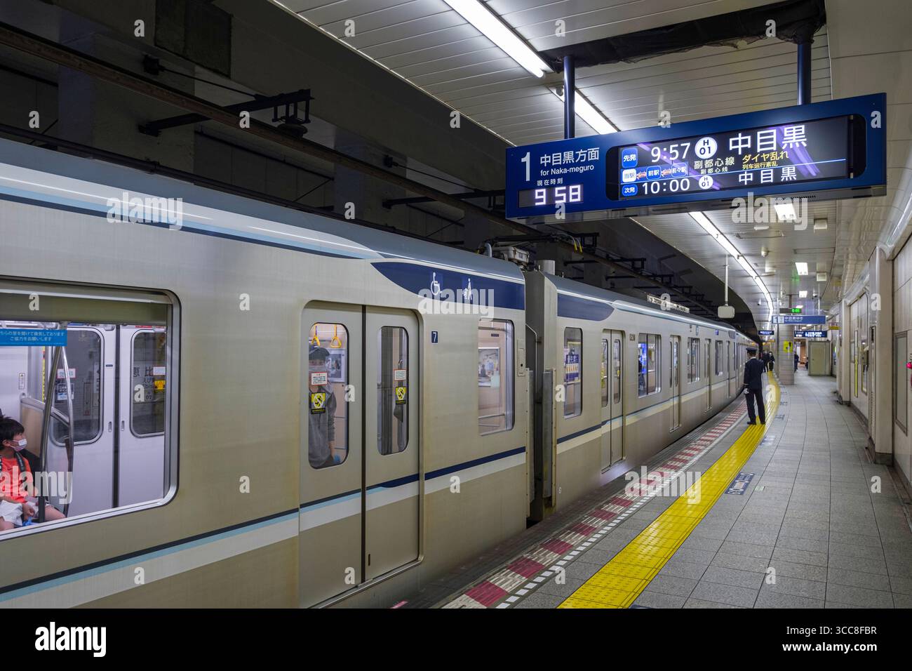 Der Zug der Tokyo Metro Hibiya Line hielt am Bahnsteig in der U-Bahn-Station Roppongi, Minato City, Tokio, Kantō, Honshu, Japan Stockfoto