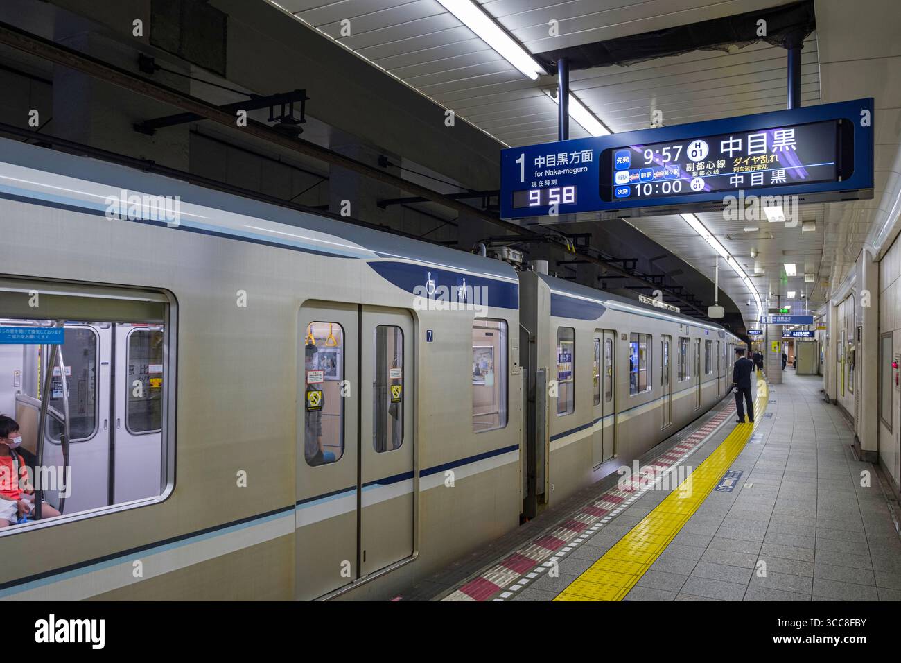 Der Zug der Tokyo Metro Hibiya Line hielt am Bahnsteig in der U-Bahn-Station Roppongi, Minato City, Tokio, Kantō, Honshu, Japan Stockfoto