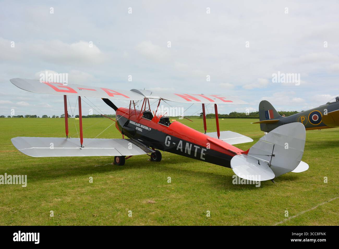 Dieser klassische Doppeldecker ist eine DH82a Tiger Moth, die im 2. Weltkrieg bei der RAF als Trainer diente Stockfoto