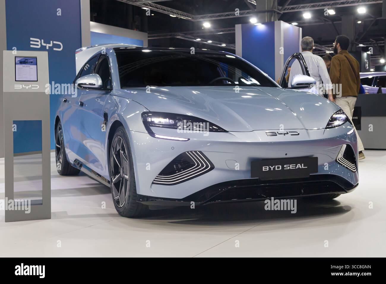 Barcelona, Spanien - 19. Mai 2025: BYD-Siegel auf der Automobile Barcelona 2025 in Barcelona, Spanien. Stockfoto