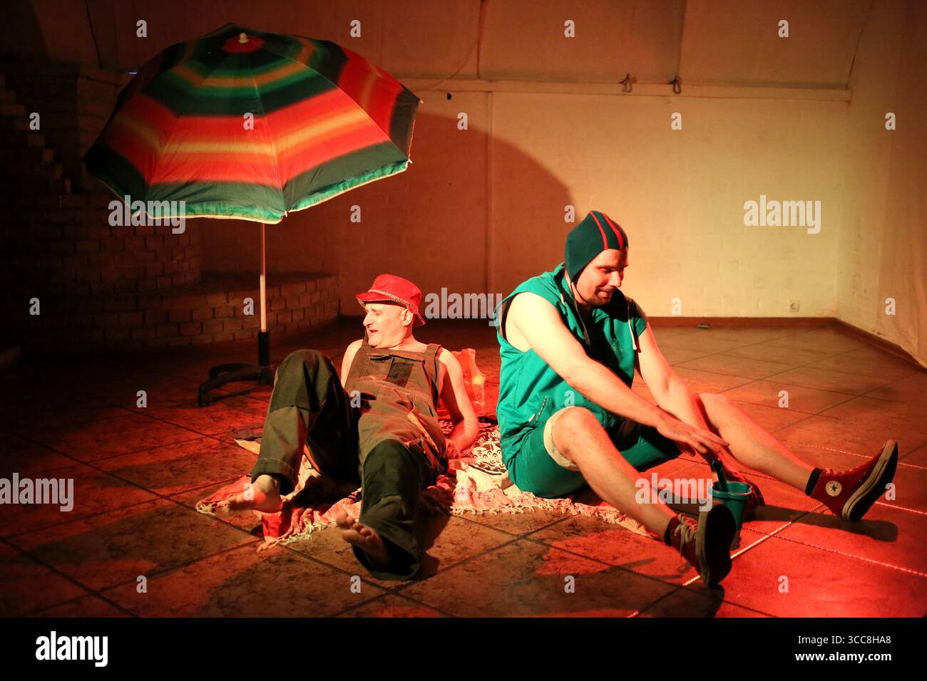 Die Schauspieler Ihor Wolosowski (rechts) und Serhiy Dovhanych (links) wurden während der Aufführung „Schrank vergessener notwendiger Dinge“ im Volya-Theater gesehen. Trotz der andauernden militärischen Aggression der Russischen Föderation gegen die Ukraine versuchen die Ukrainer, ein normales Leben zu führen - gehen Sie in Theater, Nachtclubs und besuchen Sie Konzerthäuser. Eines der Theater ist das Volya Theater, das seine zweite Theatersaison mit der Vorstellung „Schrank der vergessenen notwendigen Dinge“ beendet. Direktor und Autor des Werkes - Stasya Voloshina. Schauspieler: Ihor Wolosovsky, Serhiy Dovhanych, Oksana Fakhretdinova. Stockfoto