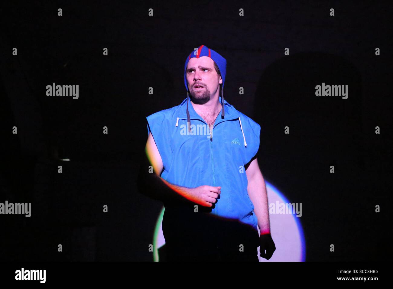 Die Schauspieler Ihor Wolosowski (in der Mitte) und Serhiy Dovhanych (links) wurden während der Aufführung „Schrank vergessener notwendiger Dinge“ im Wolya-Theater gesehen. Trotz der andauernden militärischen Aggression der Russischen Föderation gegen die Ukraine versuchen die Ukrainer, ein normales Leben zu führen - gehen Sie in Theater, Nachtclubs und besuchen Sie Konzerthäuser. Eines der Theater ist das Volya Theater, das seine zweite Theatersaison mit der Vorstellung „Schrank der vergessenen notwendigen Dinge“ beendet. Direktor und Autor des Werkes - Stasya Voloshina. Schauspieler: Ihor Wolosovsky, Serhiy Dovhanych, Oksana Fakhretdinova. Stockfoto
