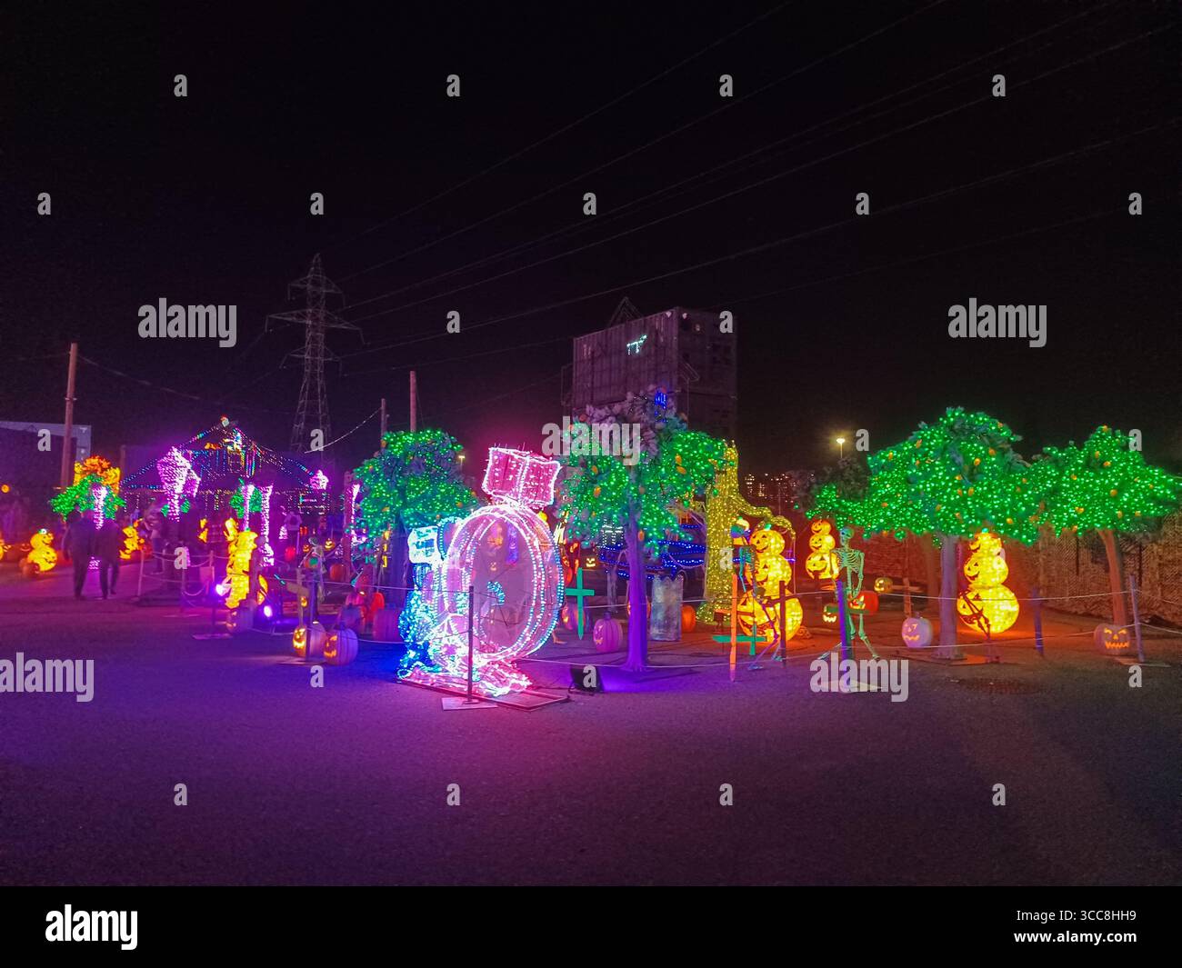 Toronto, ON, Kanada – 18. Oktober 2024: Die massiven Illumi-Lichtstatuen und -Installationen werden auf dem Lichtfestival in Toronto vorgestellt. Stockfoto Toronto, ON, Kanada – 18. Oktober 2024: Die massiven Illumi-Lichtstatuen und -Installationen werden auf dem Lichtfestival in Toronto vorgestellt. Stockfoto