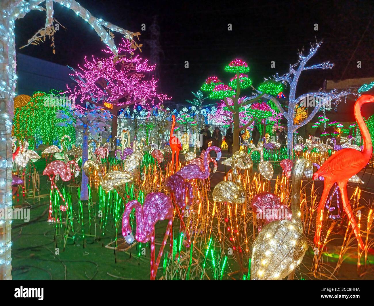 Toronto, ON, Kanada – 18. Oktober 2024: Die massiven Illumi-Lichtstatuen und -Installationen werden auf dem Lichtfestival in Toronto vorgestellt. Stockfoto Toronto, ON, Kanada – 18. Oktober 2024: Die massiven Illumi-Lichtstatuen und -Installationen werden auf dem Lichtfestival in Toronto vorgestellt. Stockfoto