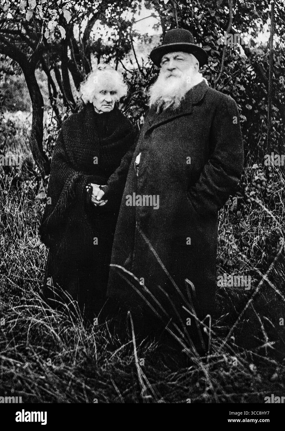 Foto aus L’Illustration, 8. Januar 1916, zeigt den französischen Bildhauer Auguste Rodin mit seinem Gefährten im Park seiner Villa in Meudon. Rodin, einer der einflussreichsten Bildhauer der Neuzeit, hatte gerade seine Werke und Sammlungen dem französischen Staat geschenkt. Dieses intime Porträt fängt den Künstler im späteren Leben ein, abseits seines Ateliers, und bietet einen seltenen Einblick in seine persönliche Welt während des Ersten Weltkriegs. Stockfoto