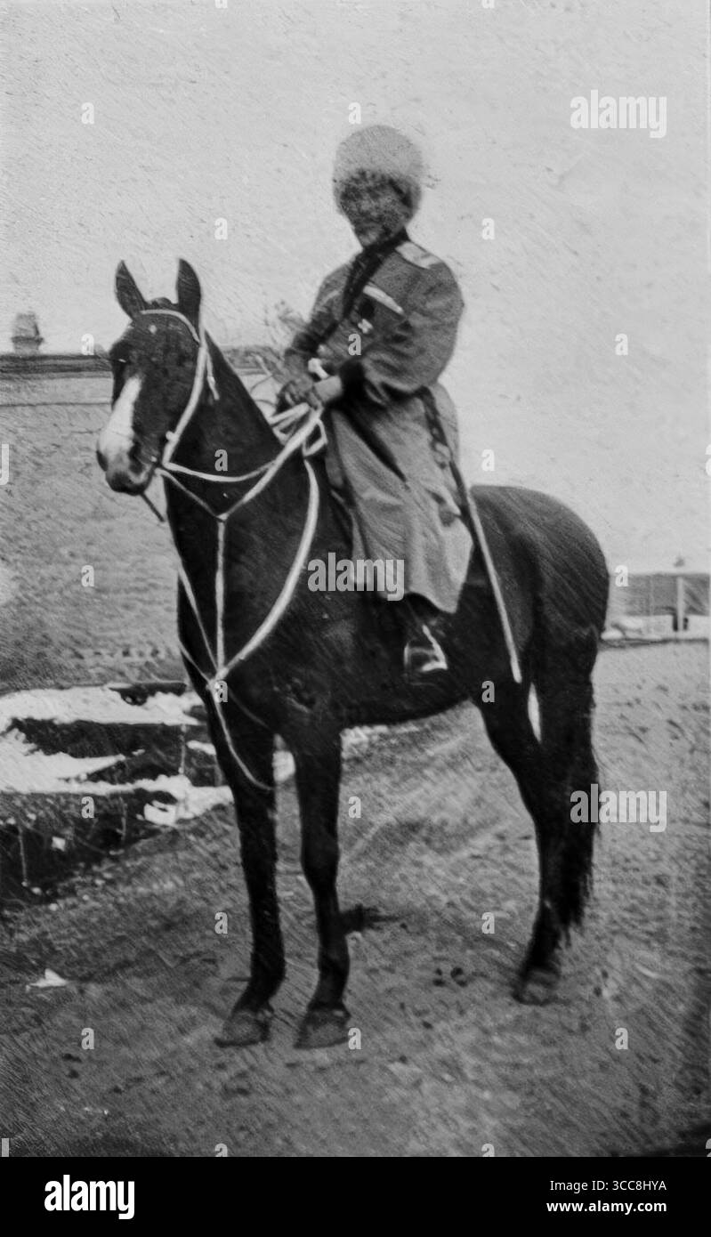 Foto aus L’Illustration, 8. Januar 1916, mit dem russischen General Nikolai Baratow zu Pferd während des Kaukasusfeldzugs im Ersten Weltkrieg. Baratow kommandierte russische Truppen in Persien und nahm an Operationen gegen das Osmanische Reich Teil. Dieses Porträt zeigt den General in traditioneller Militärkleidung und symbolisiert die russische Präsenz in der Region während des Krieges. Stockfoto