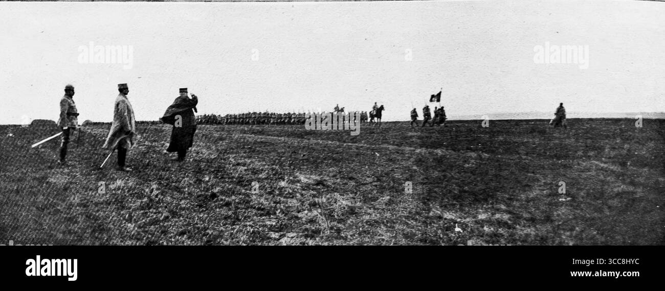 Illustration aus L’Illustration, 15. April 1916, zeigt ein französisches Regiment, das aus Verdun zurückkehrt und vor dem Oberbefehlshaber vormarschiert. Die Flagge der Einheit, die sichtbar von Schussfeuern zerrissen ist, wird als Symbol für Ausdauer und Opfer während der heftigen Kämpfe angezeigt. Diese Szene zeigt die zeremonielle Anerkennung der Truppen, die die brutalen Bedingungen der Schlacht von Verdun, einer der intensivsten Gefechte des Ersten Weltkriegs, ertragen hatten. Stockfoto