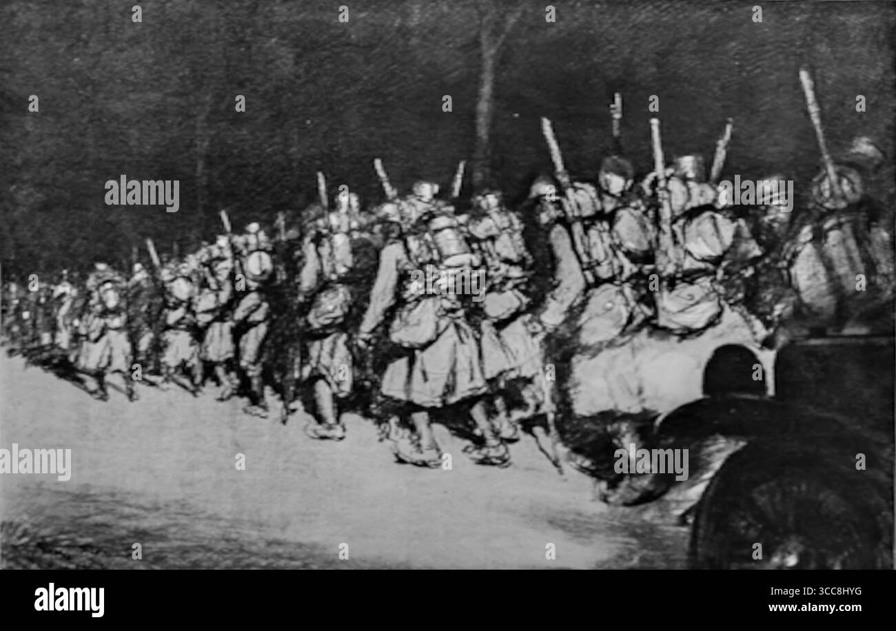 Llustration aus L’Illustration, 15. April 1916, zeigt französische Truppen, die bei Nacht während der Schlacht von Verdun marschierten. Soldaten, die schwer mit Gewehren und Rucksäulen beladen sind, bewegen sich unter dunklem Licht, um die Kantonalität zu ändern. Die Szene zeigt die anstrengenden Truppenbewegungen, die erforderlich sind, um Verteidigungspositionen zu erhalten, wobei der endlose Fluss von Männern das Ausmaß und die Ausdauer der Schlacht an der Westfront symbolisiert. Stockfoto